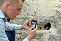 Monteur fotografiert auf der Baustelle 